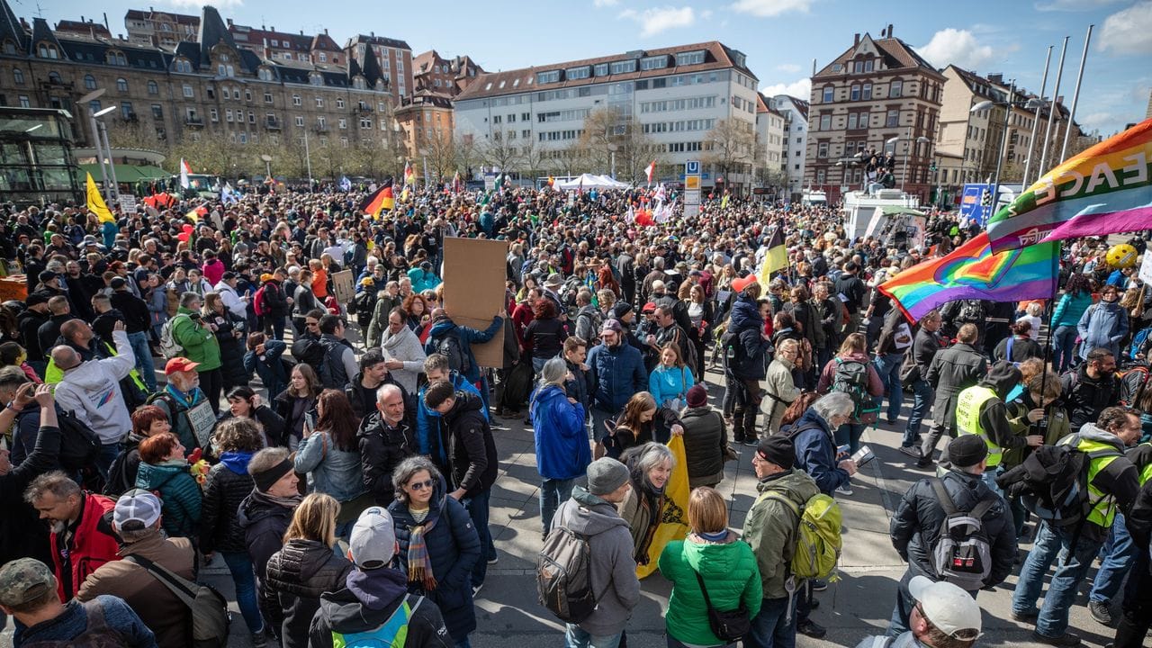 Die Demonsranten wenden sich gegen die Pandemie-Einschränkungen der Bundesregierung. Die Demonsranten wenden sich gegen die Pandemie-Einschränkungen der Bundesregierung.