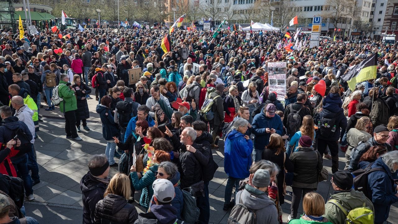 Laut Polizei wurden die Auflagen der Stadt von den Demonstranten größtenteils nicht eingehalten. Laut Polizei wurden die Auflagen der Stadt von den Demonstranten größtenteils nicht eingehalten.