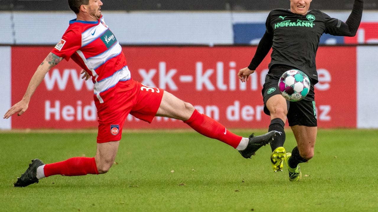 Heidenheims Norman Theuerkauf (l) und Fürths Marco Meyerhöfer grätschen beide zum Ball. Heidenheims Norman Theuerkauf (l) und Fürths Marco Meyerhöfer grätschen beide zum Ball.