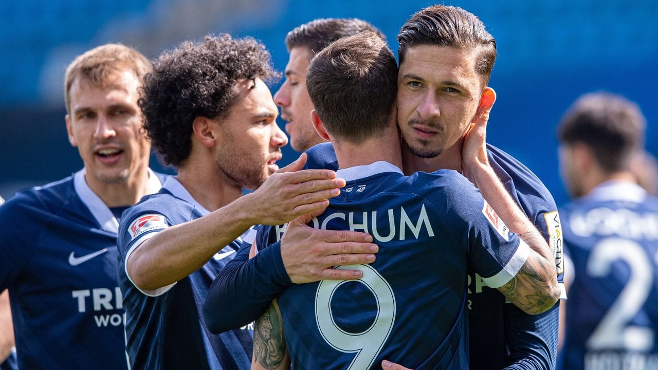 Die Bochumer feiern Torschütze Simon Zoller. Die Bochumer feiern Torschütze Simon Zoller.