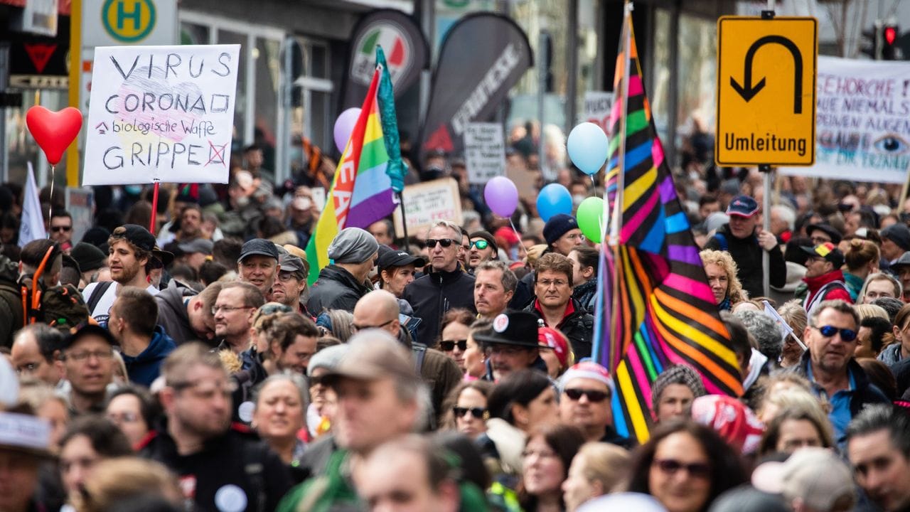 Zahlreiche Demonstranten der Initiative "Querdenken" ziehen mit Ziel Cannstatter Wasen durch die Stuttgarter Innenstadt. Zahlreiche Demonstranten der Initiative "Querdenken" ziehen mit Ziel Cannstatter Wasen durch die Stuttgarter Innenstadt.