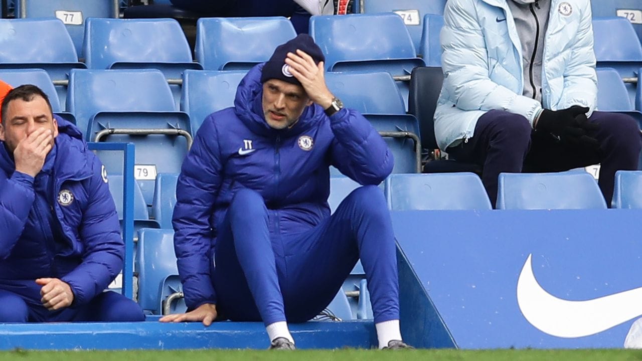 Thomas Tuchel, Trainer von FC Chelsea, fasst sich während des Spiels an den Kopf.