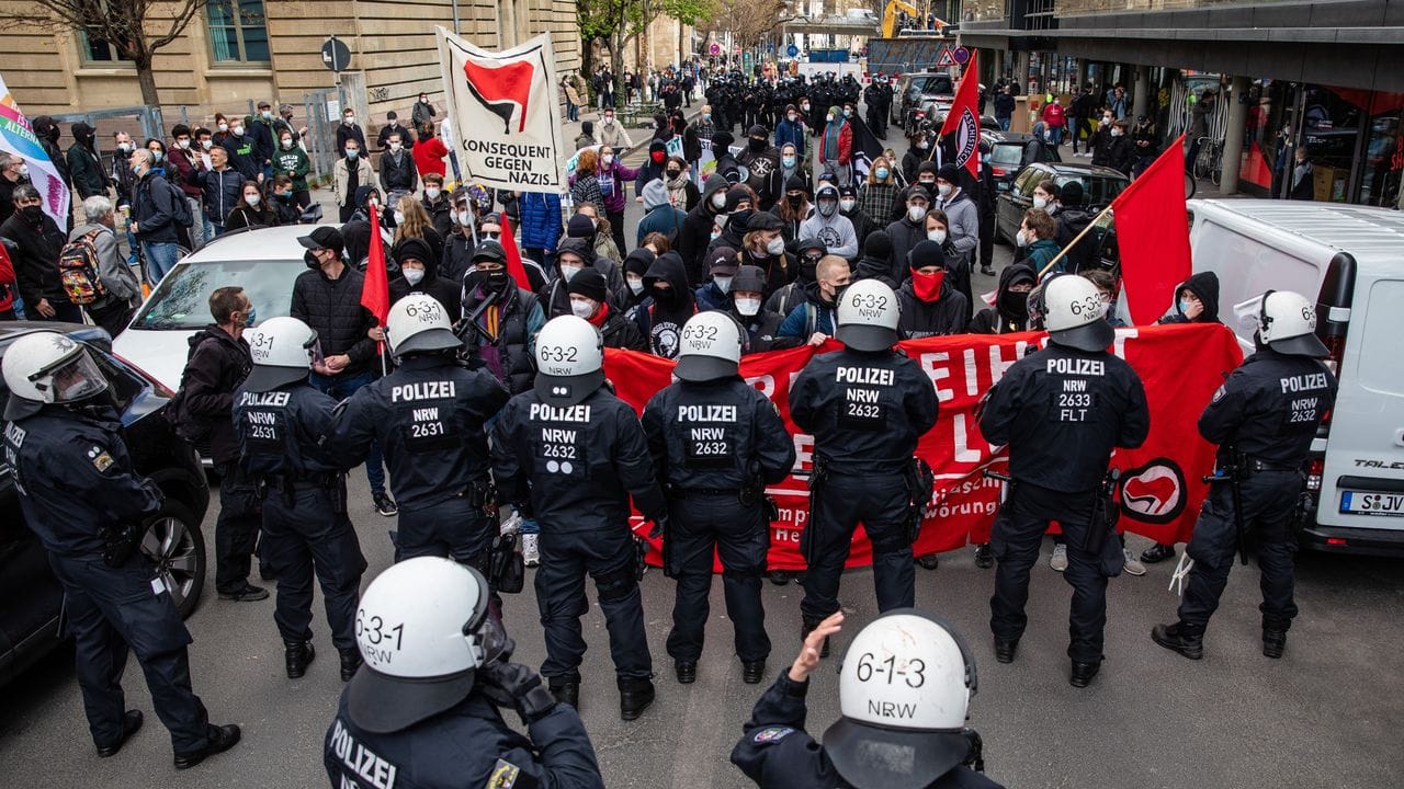 Gegendemonstranten werden von Einsatzkräften der Polizei aufgehalten. Gegendemonstranten werden von Einsatzkräften der Polizei aufgehalten.