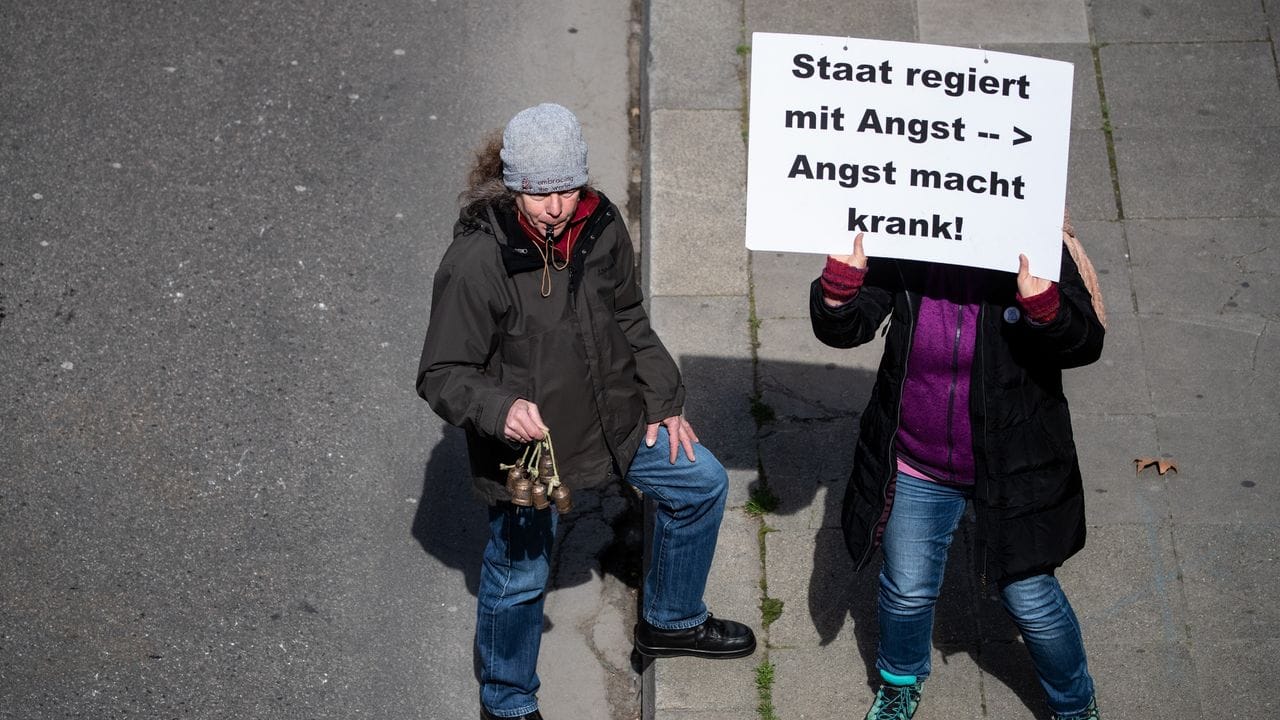 Zwei Teilnehmerinnen des "Querdenken"-Protestzugs in Stuttgart. Zwei Teilnehmerinnen des "Querdenken"-Protestzugs in Stuttgart.