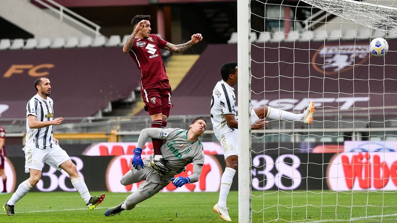 Antonio Sanabria (M, oben) vom FC Turin erzielt das Tor zum 1:1 gegen Juves Torwart Wojciech Szczesny (unten).