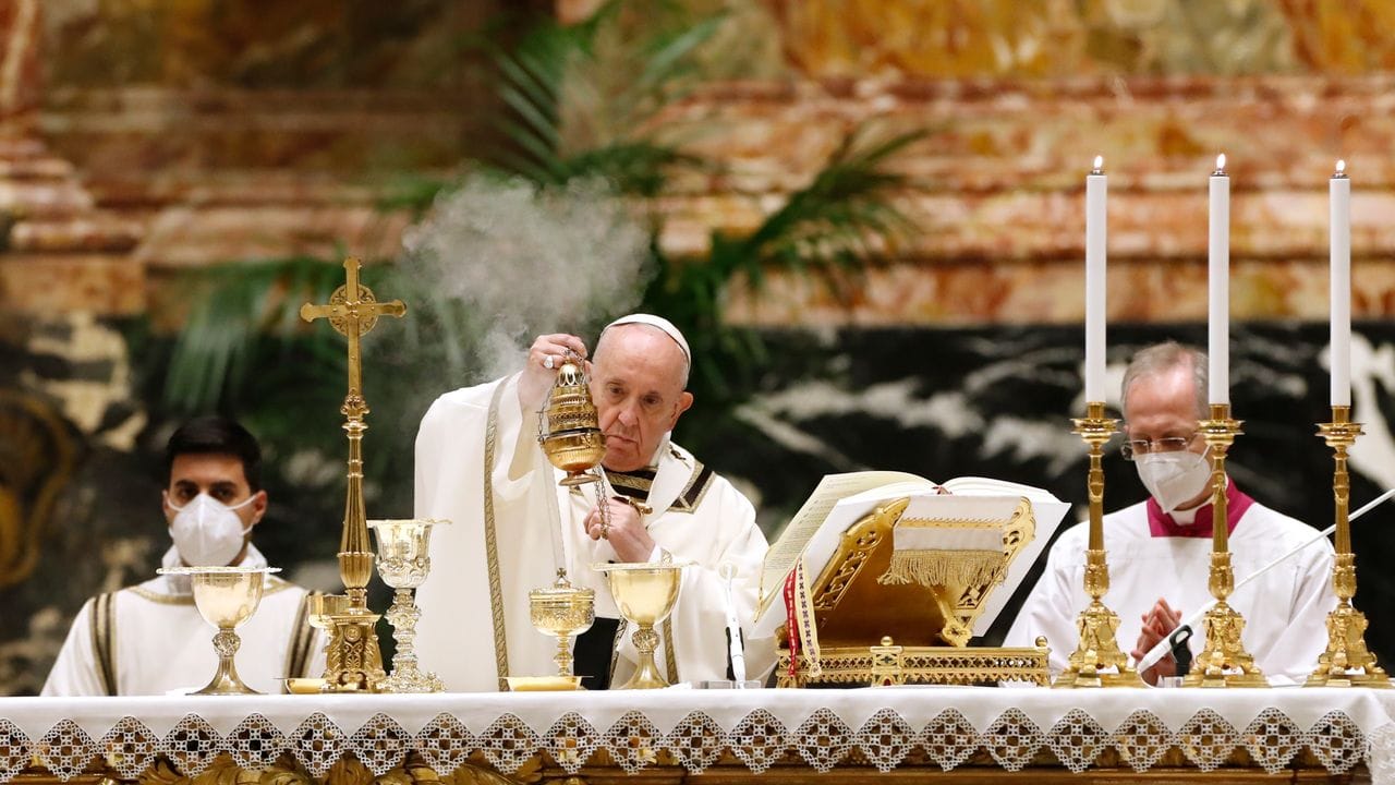 Papst Franziskus zelebriert die Osternacht im Petersdom vor wenigen Gläubigen. Papst Franziskus zelebriert die Osternacht im Petersdom vor wenigen Gläubigen.