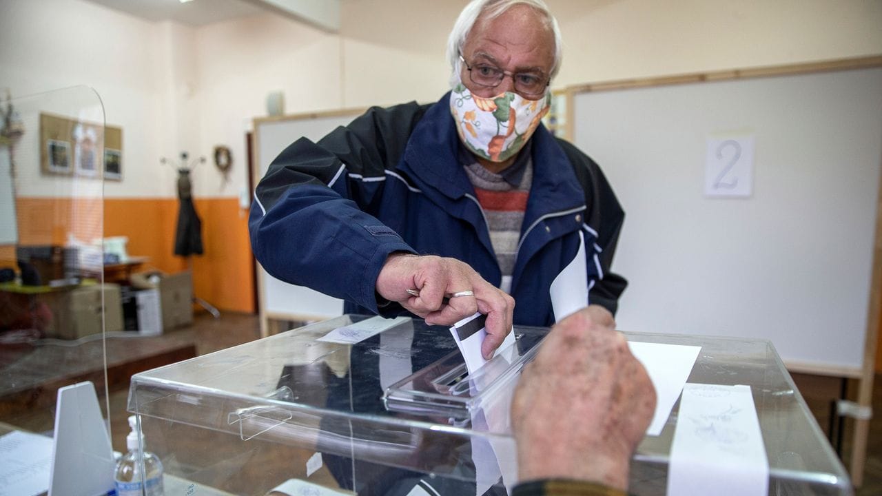 Ein Wähler gibt seinen Stimmzettel ab.