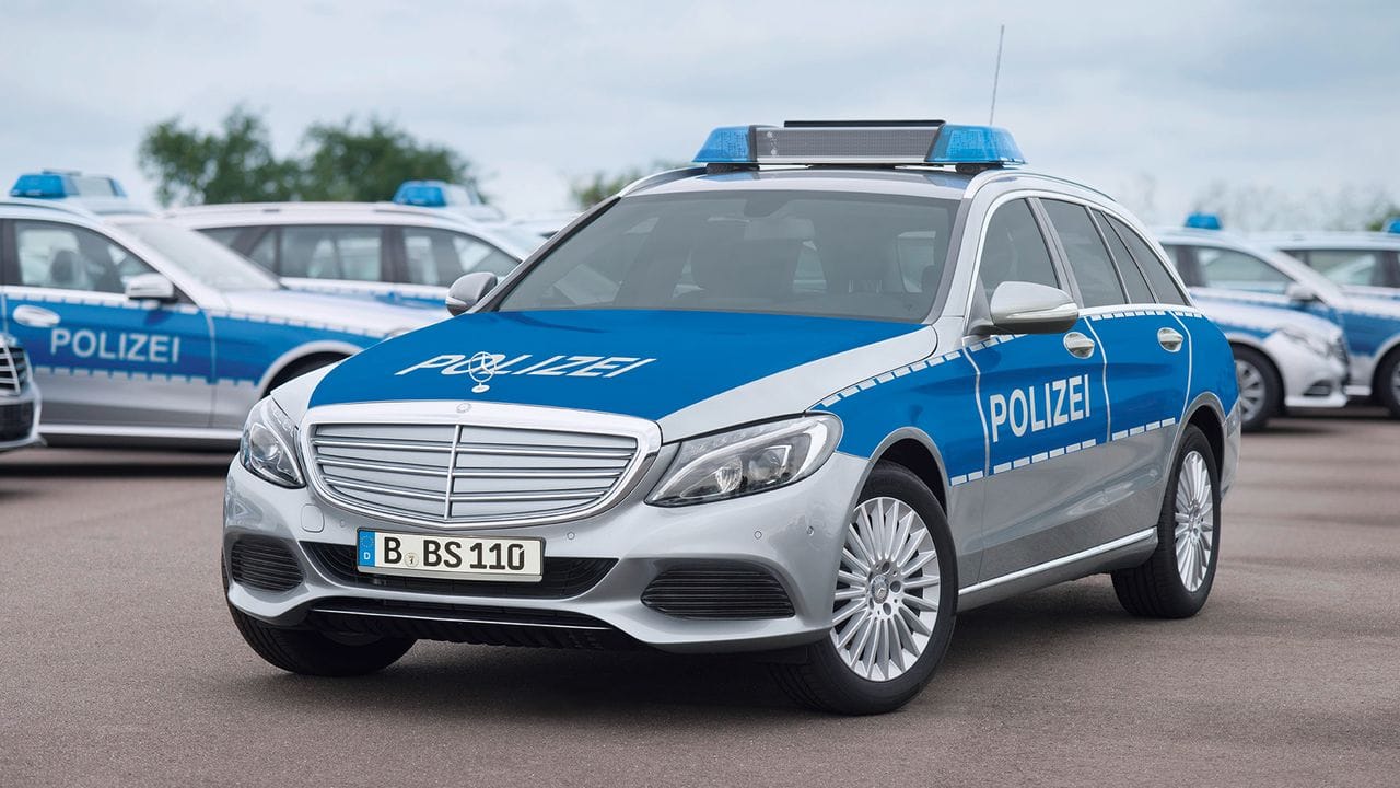 Außen Folie und Sondersignalanlage, innen Funkgeräte und anderes Polizeiwerkzeug - und schon ist der E-Klasse-Kombi von Mercedes ein Polizeiauto.