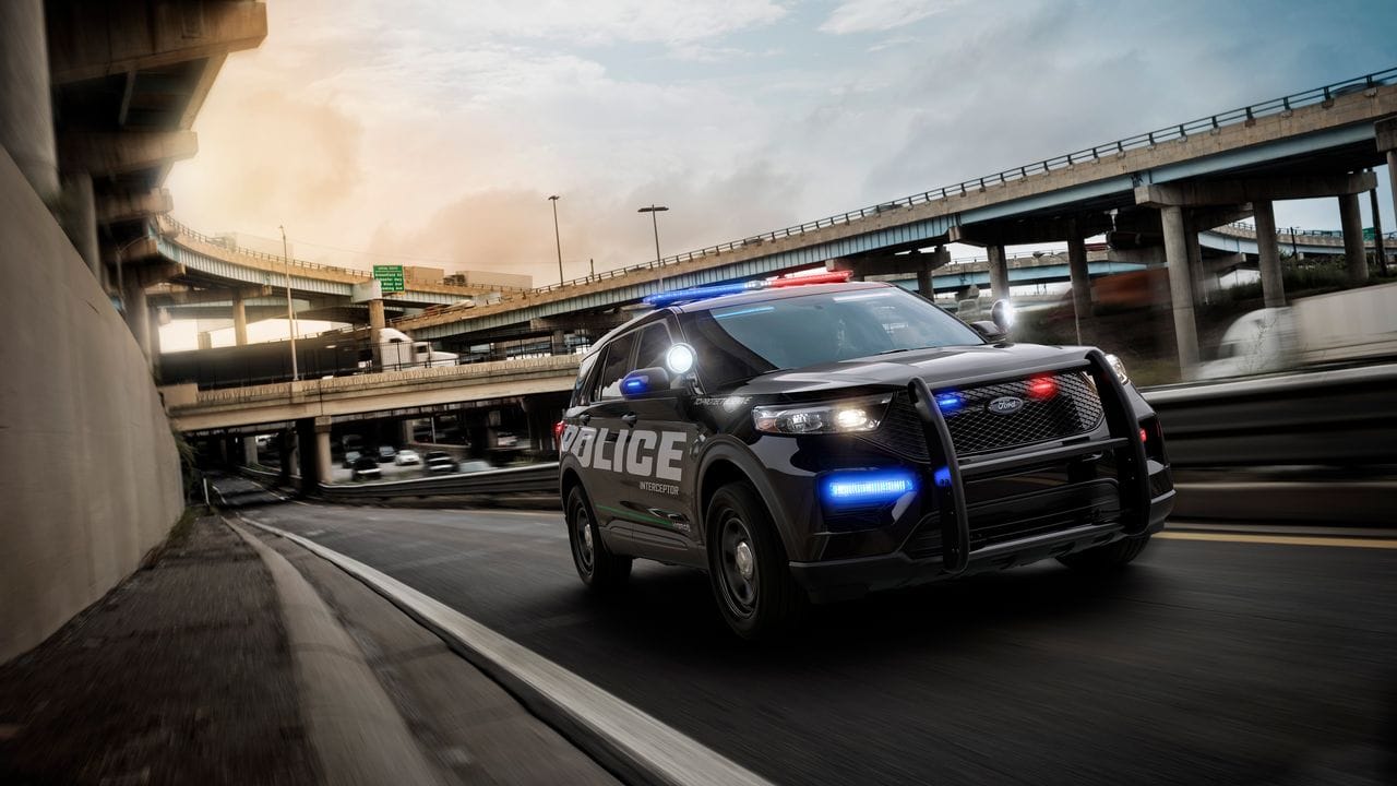 Der Police Interceptor Utility Hybrid von Ford hat einen Hybridantrieb und soll so im Streifendienst auch noch sparsamer sein als normal motorisierte Gefährte.