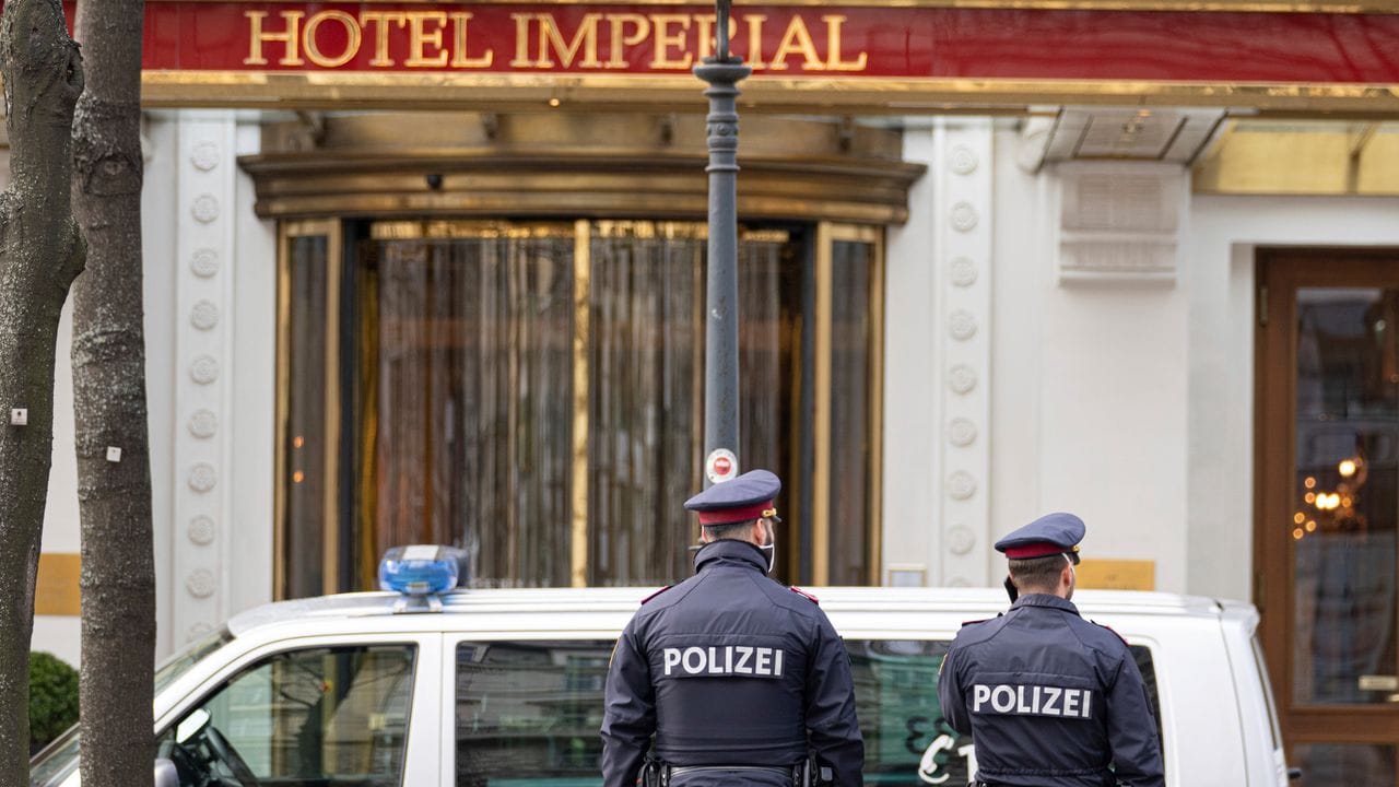 Polizisten stehen vor dem Wiener Hotel Imperial, in dem eine Verhandlungsdelegation aus dem Iran untergebracht ist.