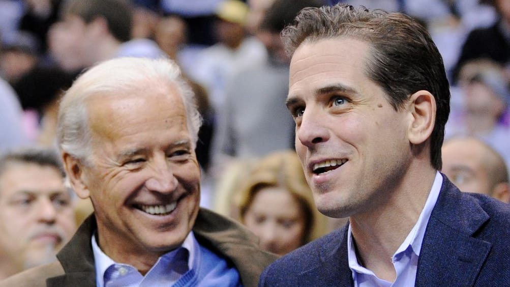 Joe Biden (l), damals Vizepräsident der USA, und sein Sohn Hunter Biden 2010 in Washington.