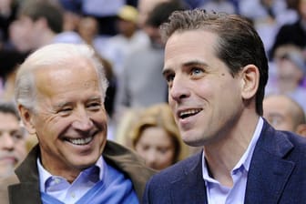 Joe Biden (l), damals Vizepräsident der USA, und sein Sohn Hunter Biden 2010 in Washington.