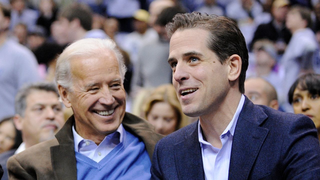 Joe Biden (l), damals Vizepräsident der USA, und sein Sohn Hunter Biden 2010 in Washington. Joe Biden (l), damals Vizepräsident der USA, und sein Sohn Hunter Biden 2010 in Washington.