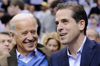 Joe Biden (l), damals Vizepräsident der USA, und sein Sohn Hunter Biden 2010 in Washington.