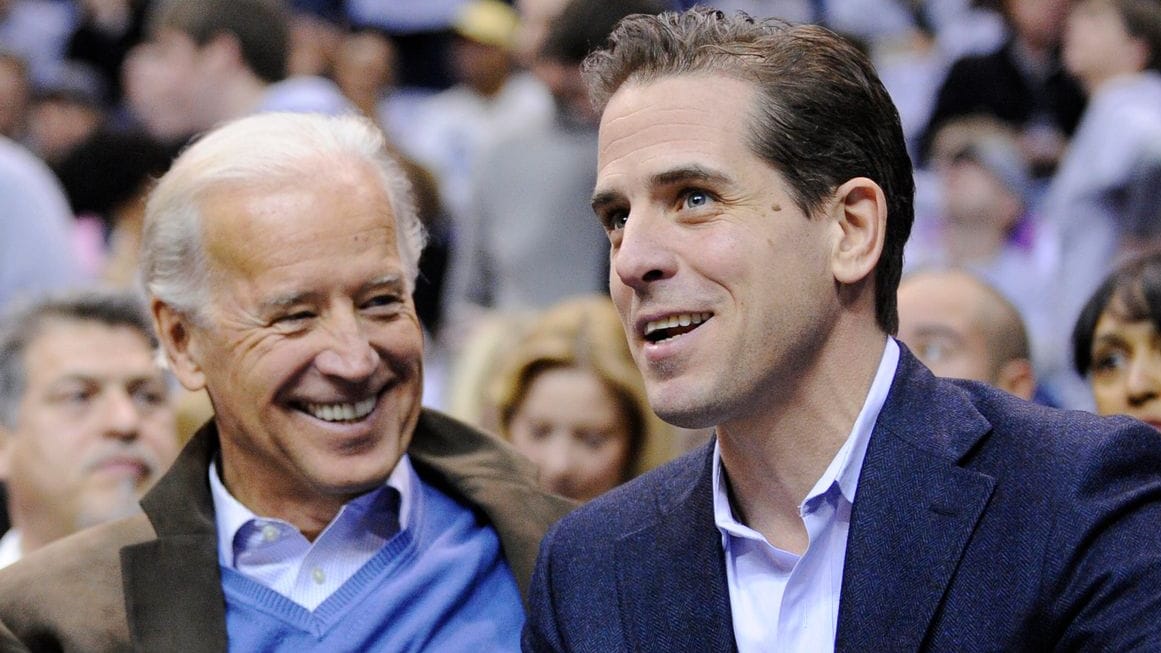 Joe Biden (l), damals Vizepräsident der USA, und sein Sohn Hunter Biden 2010 in Washington.