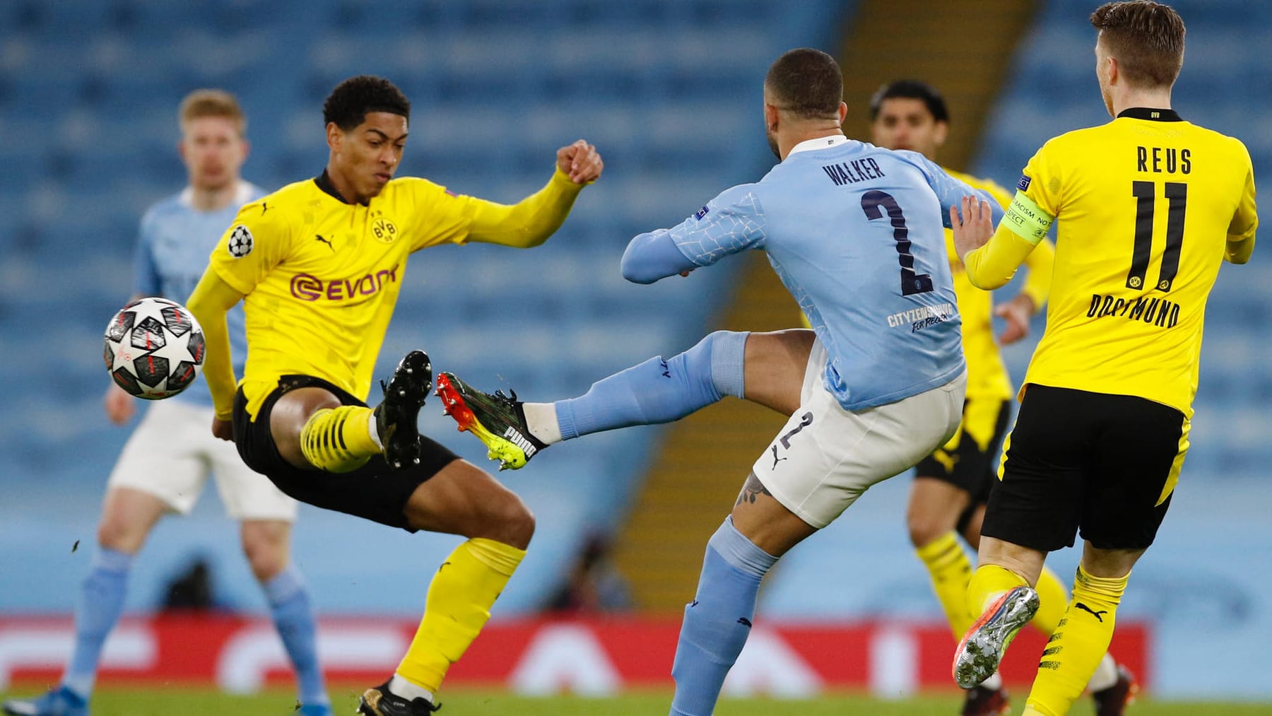 1:2 bei Manchester City – Borussia Dortmund schlägt sich beim großen Favoriten wacker, kassiert am Ende aber doch die Hinspiel-Pleite. Ein Spieler glänzt trotzdem – und gleich mehrere enttäuschen. Die Einzelkritik.