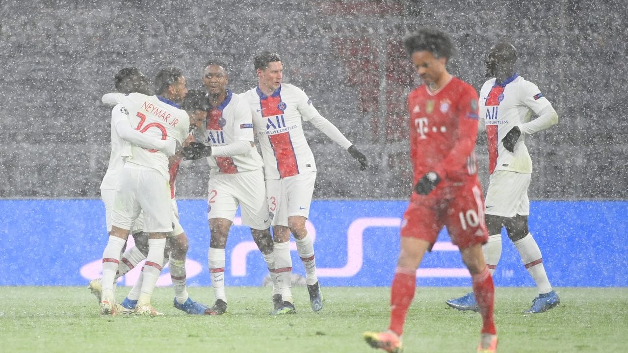 Die Spieler von Paris Saint-Germain bejubeln das Tor zum 2:0 gegen den FC Bayern.