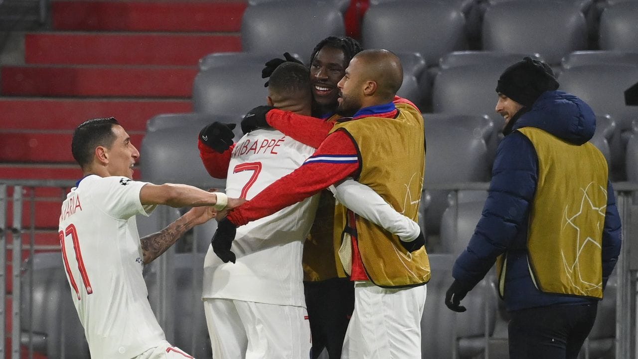Die Spieler von Paris Saint-Germain feiern den Torschützen zum 3:2 in München, Kylian Mbappe (2.