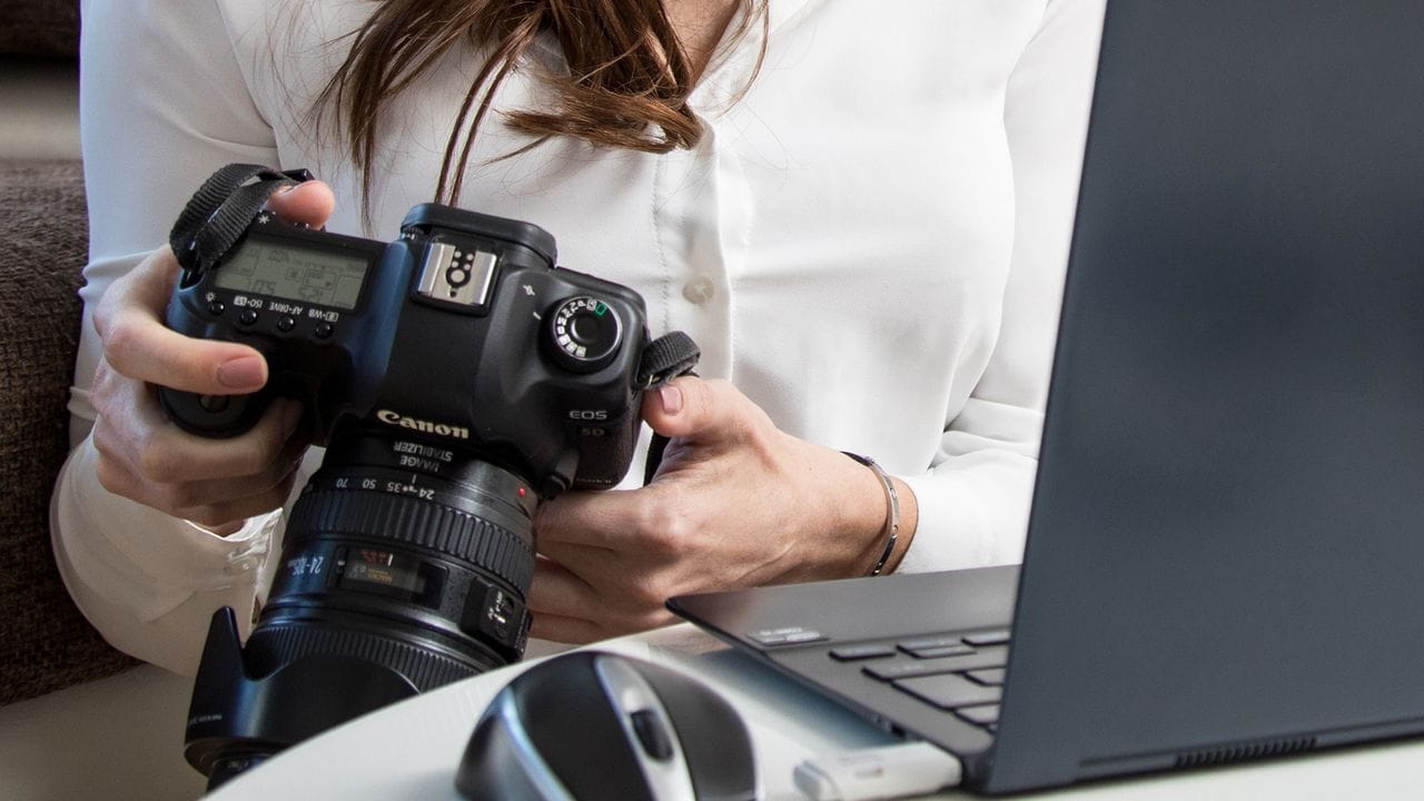 Bildbearbeitung am Laptop: Hier können kleinere Mängel wie falsche Belichtung, Farbstich oder eine glänzende Stirn noch nachträglich verändert werden.