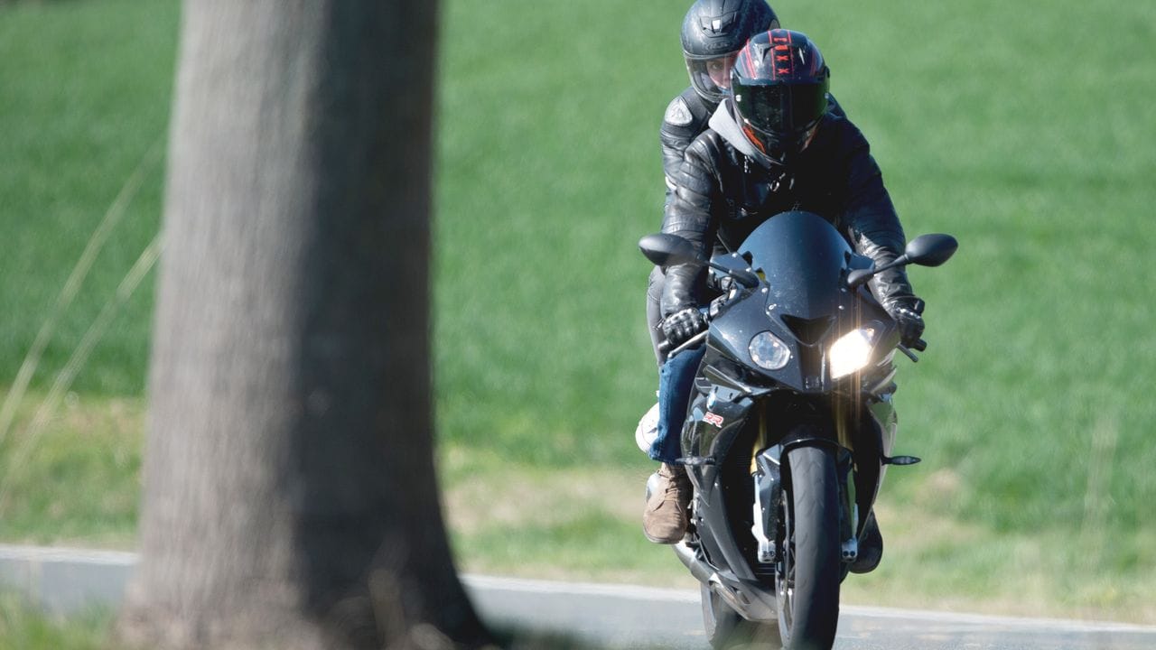 Flottes Doppel: Um das Motorrad sicher zu zweit genießen zu können, braucht es etwas Übung und Teamarbeit. Flottes Doppel: Um das Motorrad sicher zu zweit genießen zu können, braucht es etwas Übung und Teamarbeit.