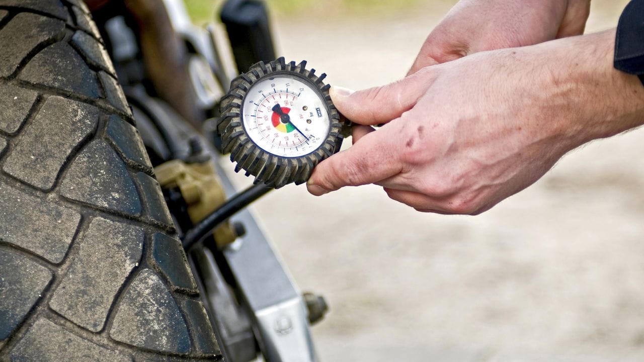 Anpassen: Ob und wie der Luftdruck bei Fahrten mit Beifahrer angepasst werden muss, schlagen Biker im Handbuch der Maschine nach. Anpassen: Ob und wie der Luftdruck bei Fahrten mit Beifahrer angepasst werden muss, schlagen Biker im Handbuch der Maschine nach.
