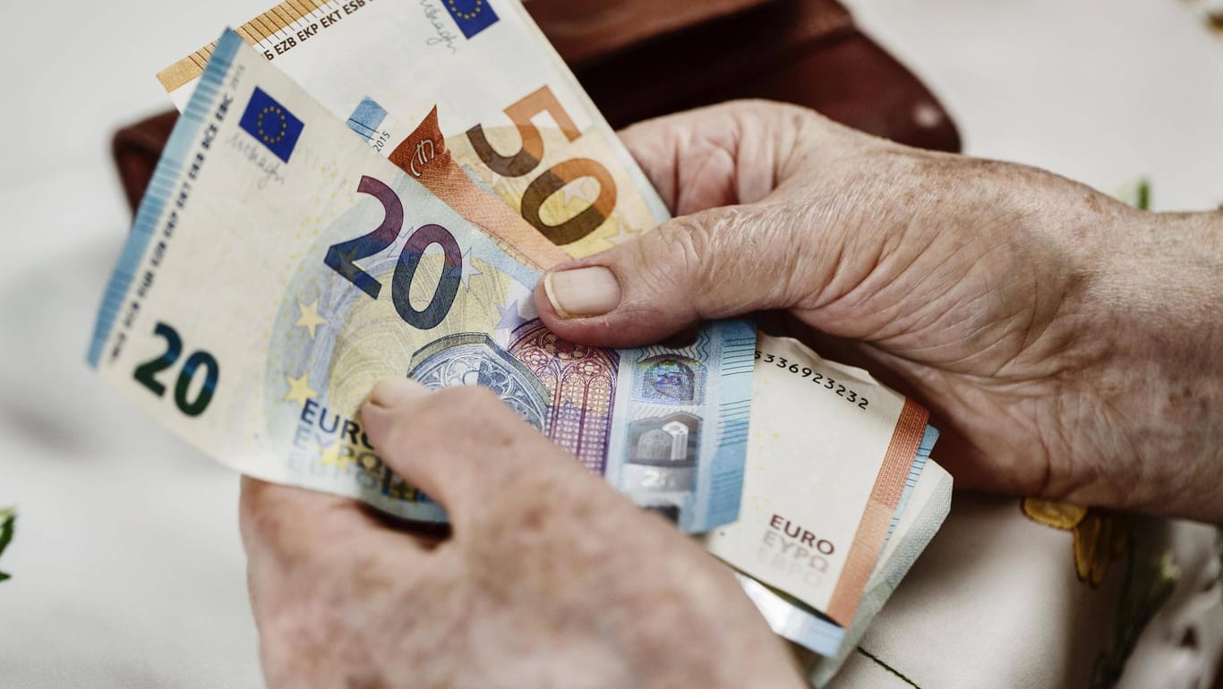 Seniorin zählt Geldscheine (Symbolbild): Laut Bundesfinanzhof droht Rentnern eine doppelte Besteuerung.