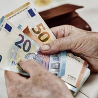 Seniorin zählt Geldscheine (Symbolbild): Laut Bundesfinanzhof droht Rentnern eine doppelte Besteuerung.