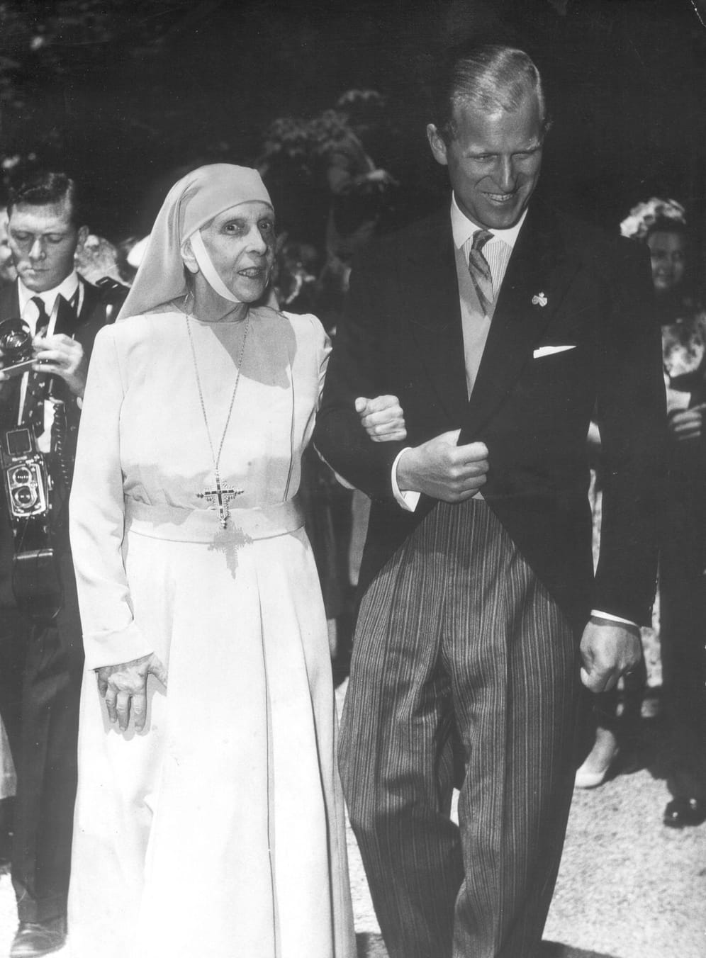 Prinz Philip 1968 mit seiner Mutter Alicia von Battenberg, die zwanzig Jahre zuvor in einen Nonnenorden eingetreten war. Sie starb im darauffolgenden Jahr im Buckingham-Palast.