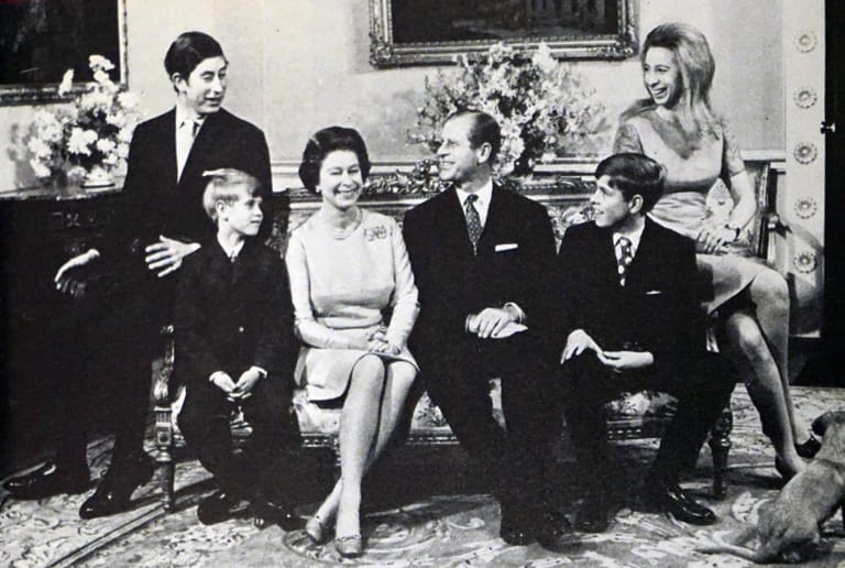 Königin Elizabeth II. und Prinz Philip im Jahr 1972 mit ihren vier Kindern: Das Foto entstand zur Silberhochzeit des Paares.
