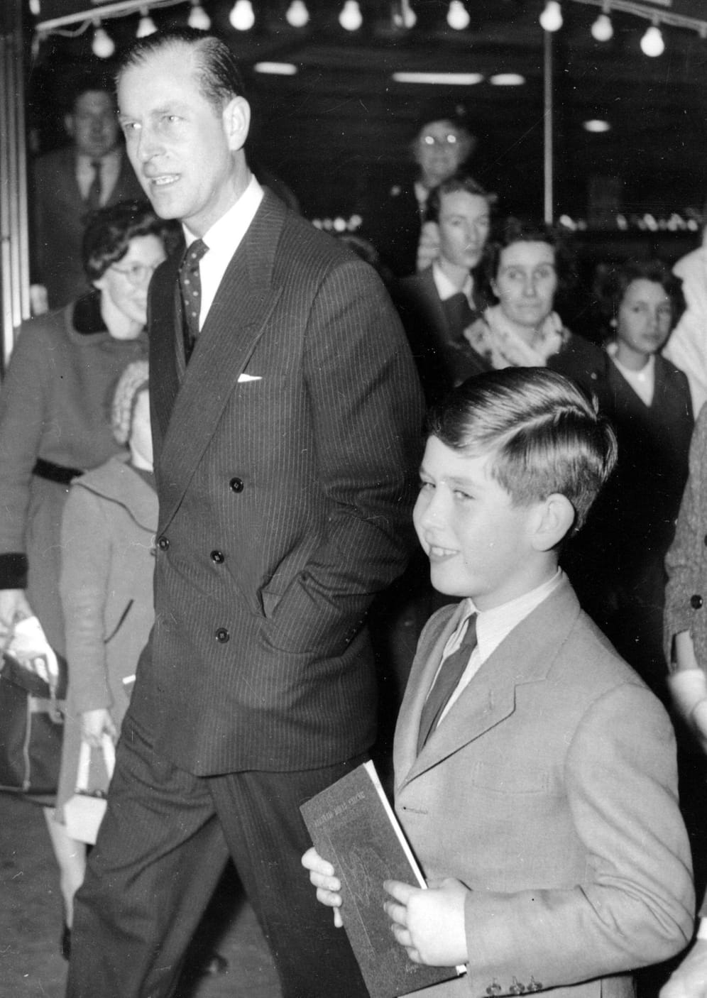 Prinz Philip und sein Sohn Prinz Charles im Jahr 1958: Die Beziehung zwischen den beiden galt nie als ganz einfach.