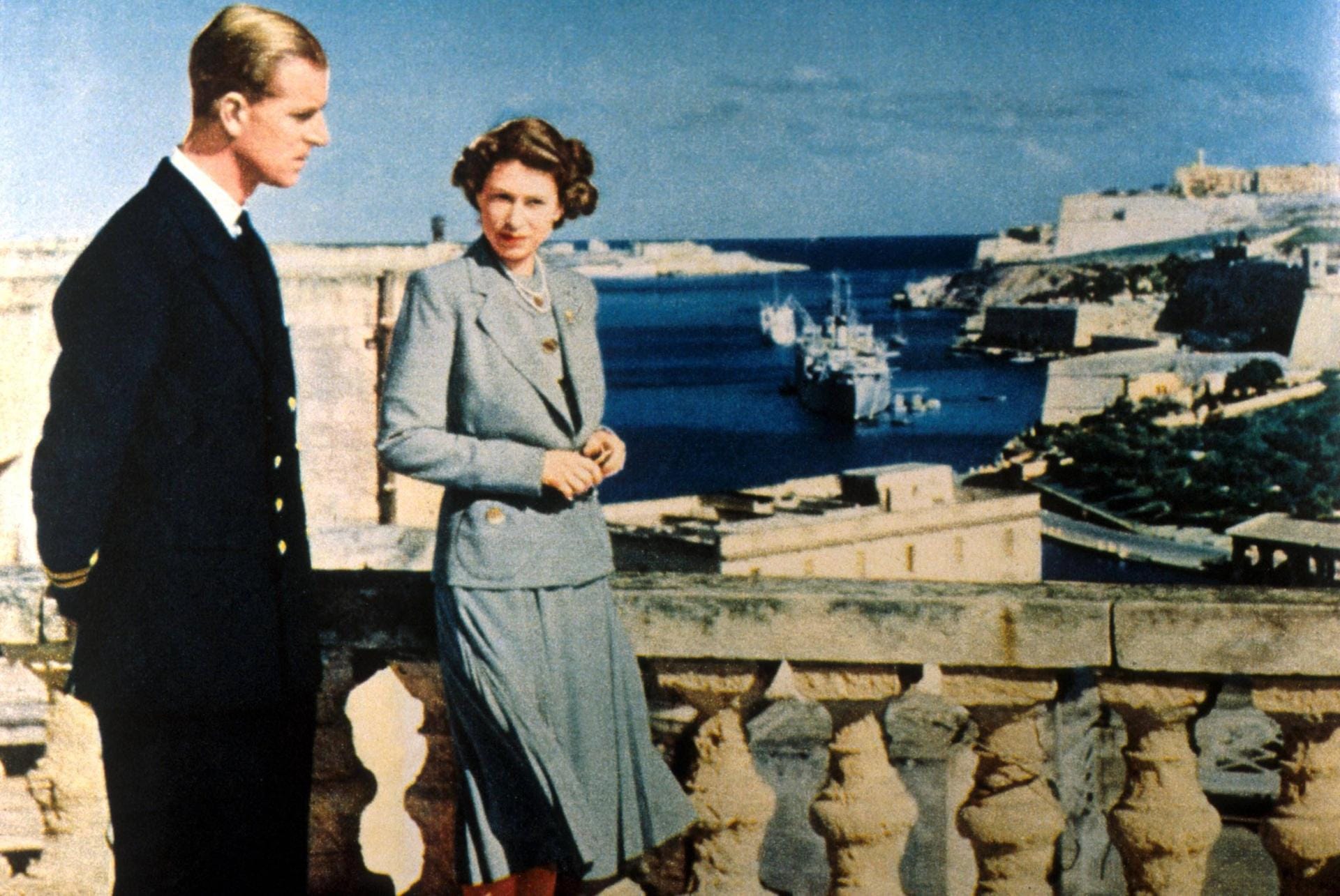 Philip und Elizabeth auf Malta: Dort verbrachten die beiden Ende der 40er und Anfang der 50er-Jahre viel Zeit, weil der Duke of Edinburgh dort als Offizier der Royal Navy stationiert war. Eine besonders glückliche Zeit für das Paar.