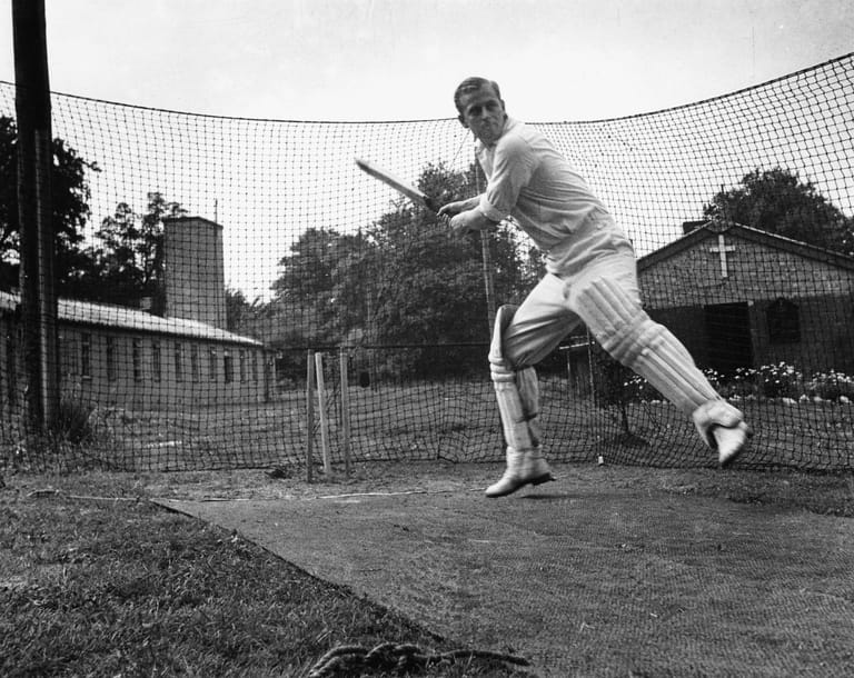 Sport war seine Leidenschaft: Er spielte gerne Cricket (wie hier auf dem Foto), ging Segeln oder spielte Polo.