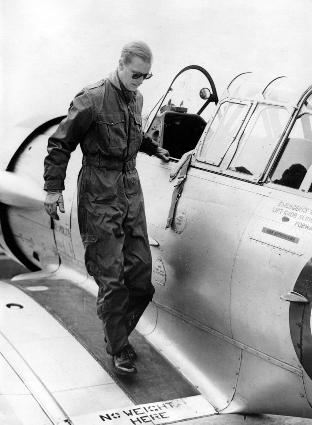 Philip steigt 1953 aus einem Trainingsflugzeug: Der Prinz wurde während seiner Zeit bei der königlichen Familie zum Piloten ausgebildet.