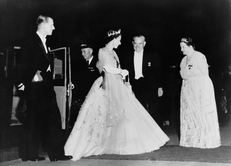 Überseereise 1954: Prinz Philip und die Queen werden beim Staatsbesuch im australischen Sydney zum Bankett empfangen.