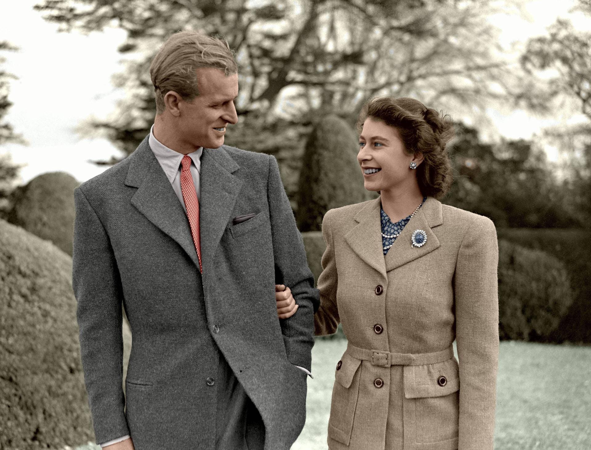 Einige Tage nach der Hochzeit: Prinz Philip und Prinzessin Elizabeth in Hampshire während ihrer Flitterwochen.