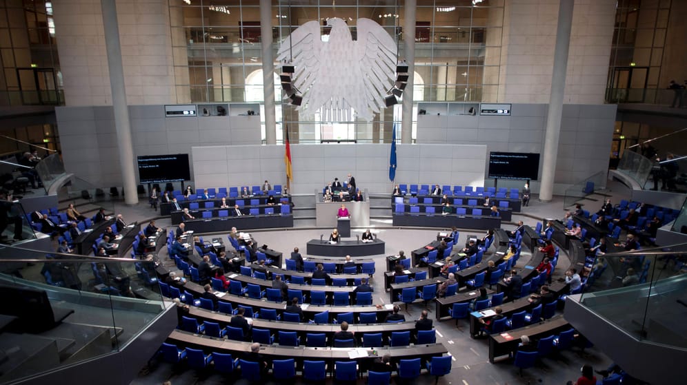 Der Plenarsaal im Reichstagsgebäude: Hier findet ein Teil der Arbeit statt, für den die Abgeordneten eine Entschädigung erhalten.