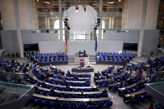 Der Plenarsaal im Reichstagsgebäude: Hier findet ein Teil der Arbeit statt, für den die Abgeordneten eine Entschädigung erhalten.