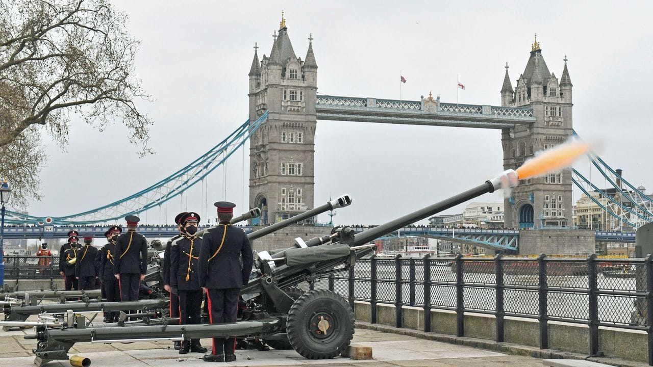 Mitglieder der Honourable Artillery Company feuern in London 41 Salutschüsse zu Ehren des verstorbenen britischen Prinzen Philip ab.