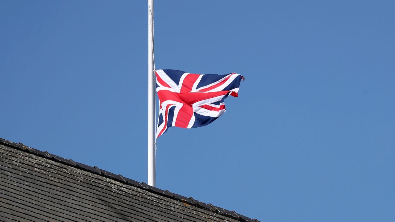 Eine britische Flagge auf halbmast (nahe der Stadt Liverpool).