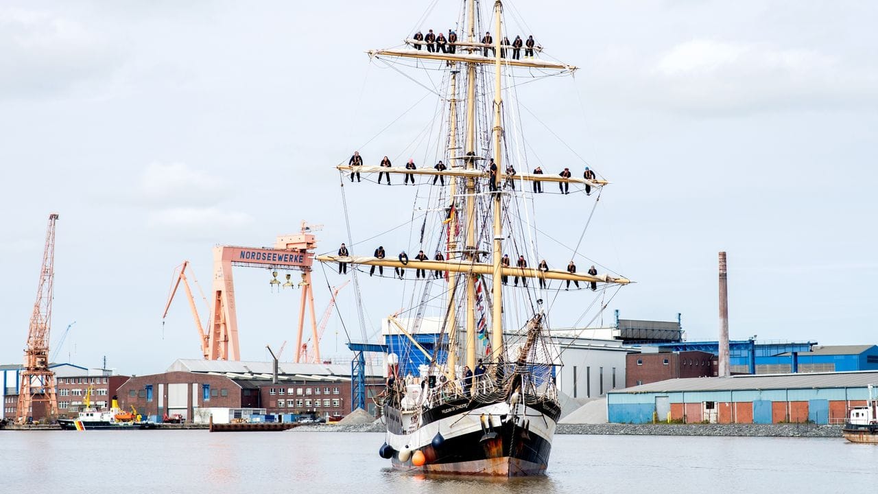 Das Schulschiff "Pelican of London" fährt in den Hafen von Emden ein.
