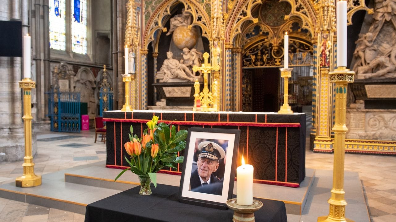 Ein Foto von Prinz Philip, Herzog von Edinburgh, und eine brennende Kerze in der Westminster Abbey.