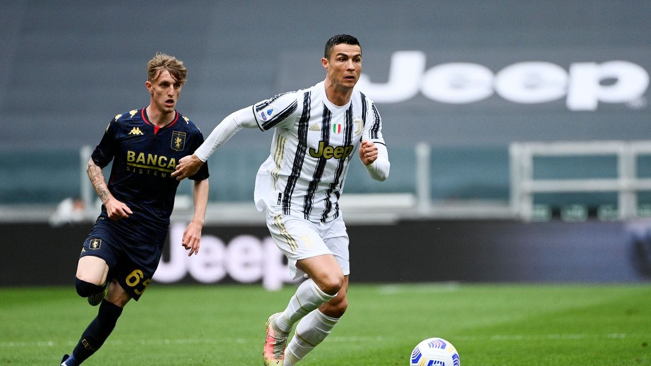 Juves Cristiano Ronaldo () und Genoas Nicolo Rovella im Zweikampf um den Ball.