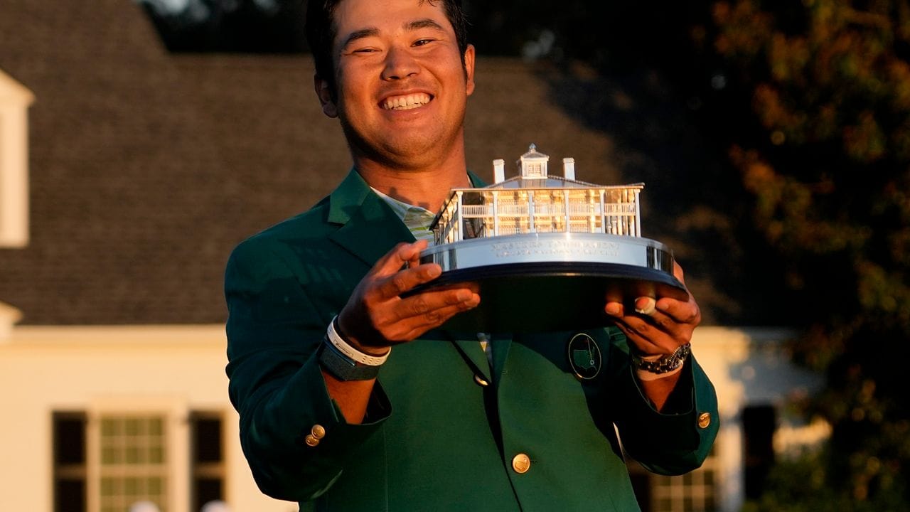 Freude über den Sieg: Hideki Matsuyama hält die Trophäe in der Hand.
