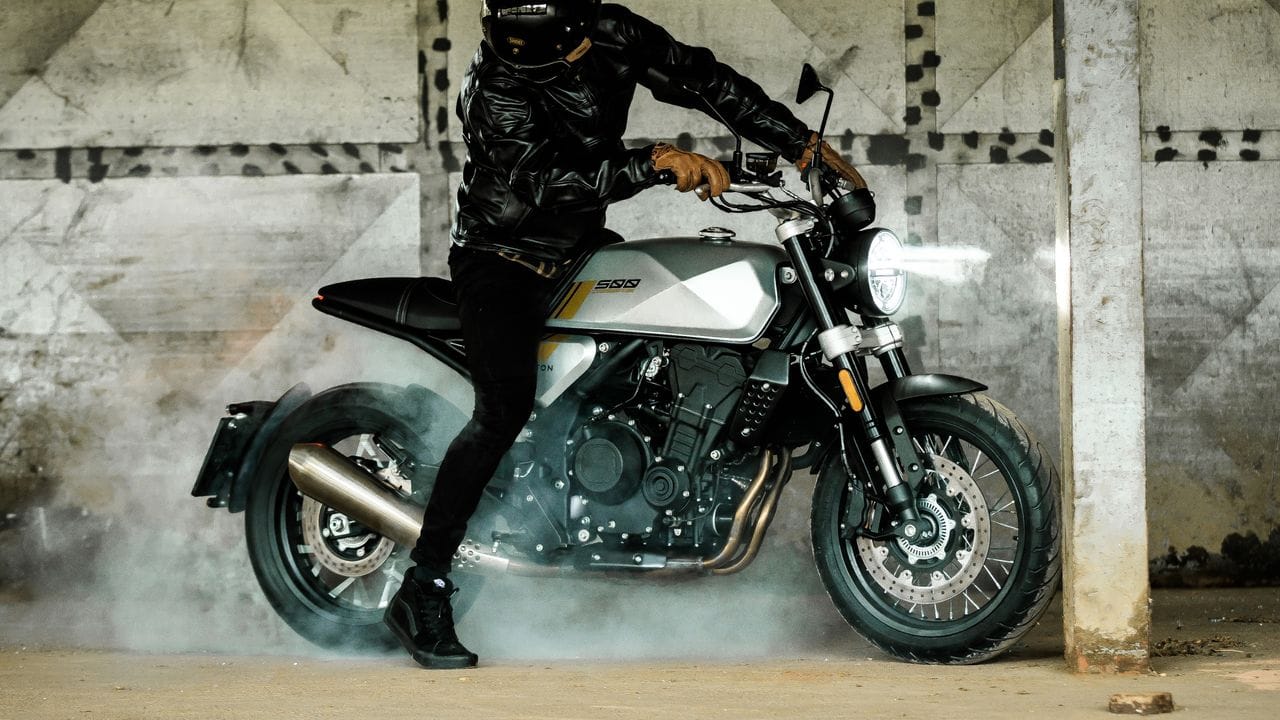 Dampfmacher: Die 500 Crossfire von Brixton. Dampfmacher: Die 500 Crossfire von Brixton.