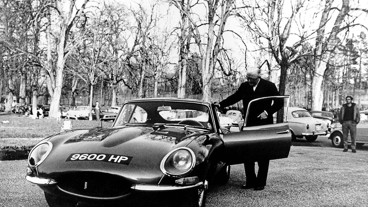 Eine Legende wird geboren: Zum Genfer Auto Salons 1961 präsentiert Jaguar-Chef William Lyons (am Wagen) den E-Type.