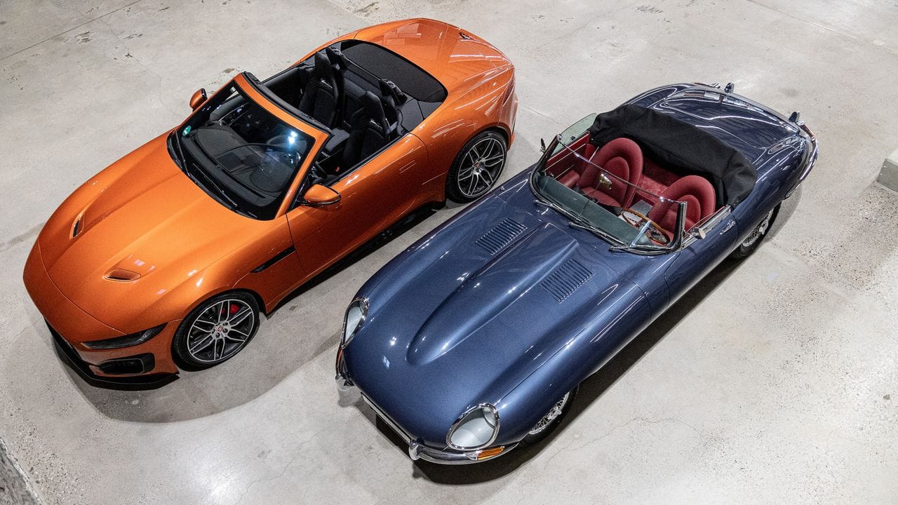 Treffen der Generationen: Der E-Type Roadster (rechts) mit dem aktuellen Nachfolger - dem Jaguar F-Type.