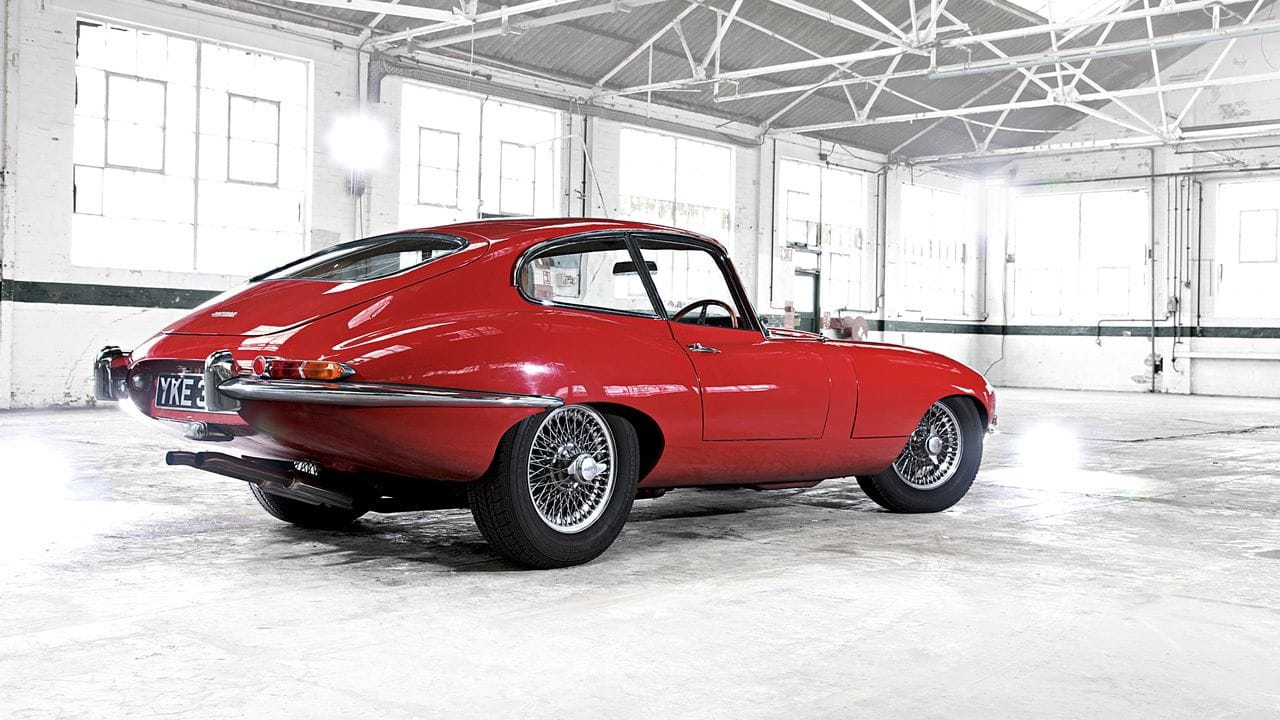 Lange Schnauze, keckes Heck: Die Form des Jaguar E-Types gilt vielen als sexy.