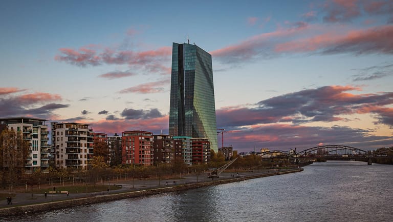 Blick auf die EZB in Frankfurt (Symbolbild): Die Zentralbank kauft massiv Staatsanleihen auf.