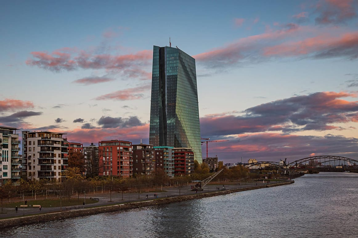 Blick auf die EZB in Frankfurt (Symbolbild): Die Zentralbank kauft massiv Staatsanleihen auf.