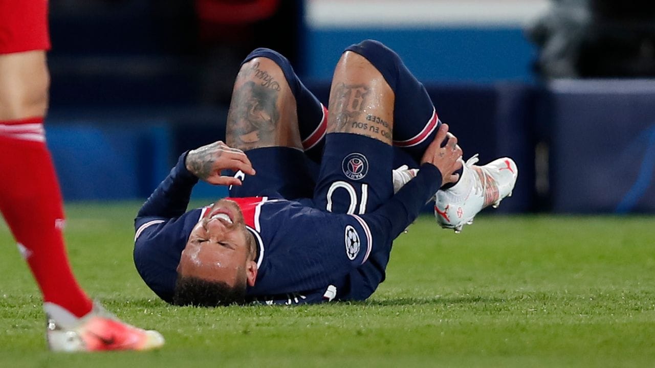 Neymar von Paris Saint-Germain liegt mit schmerzverzerrtem Gesicht auf dem Spielfeld und hält sich den Unterschenkel.